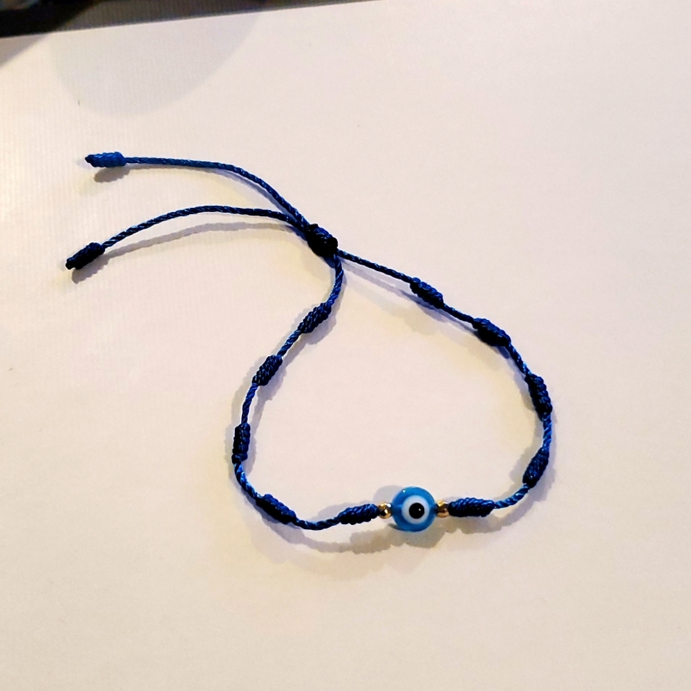 Evil eye bracelet with blue string
